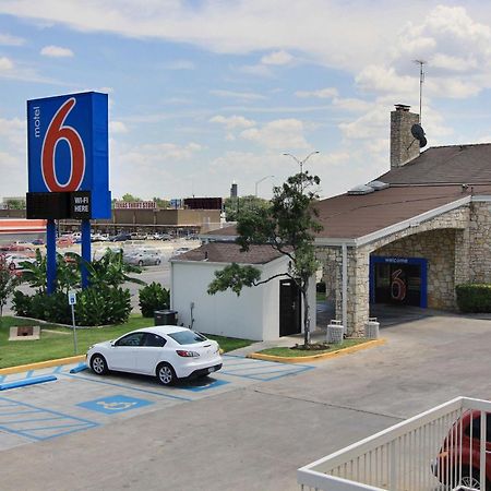 Motel 6 Austin, Tx - Central Downtown Ut エクステリア 写真