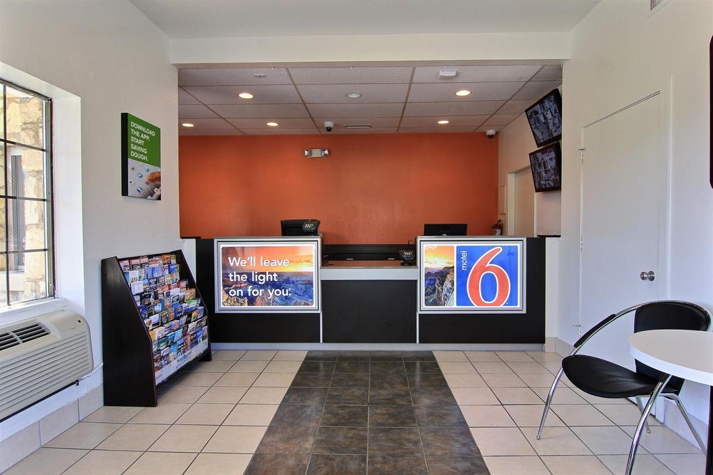 Motel 6 Austin, Tx - Central Downtown Ut エクステリア 写真