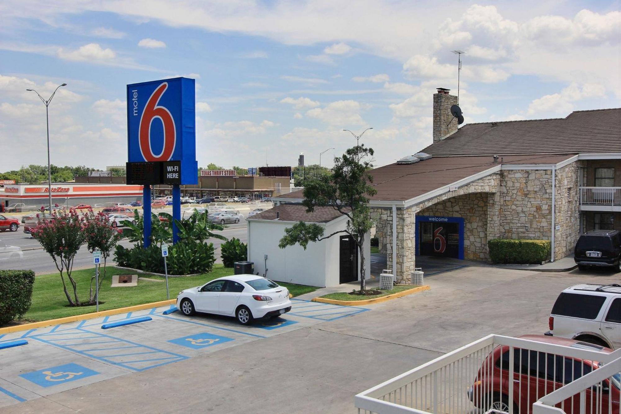 Motel 6 Austin, Tx - Central Downtown Ut エクステリア 写真