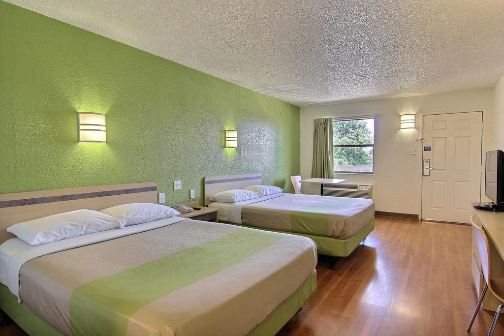 Motel 6 Austin, Tx - Central Downtown Ut エクステリア 写真