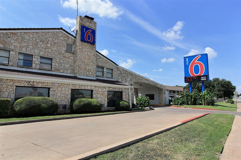 Motel 6 Austin, Tx - Central Downtown Ut エクステリア 写真