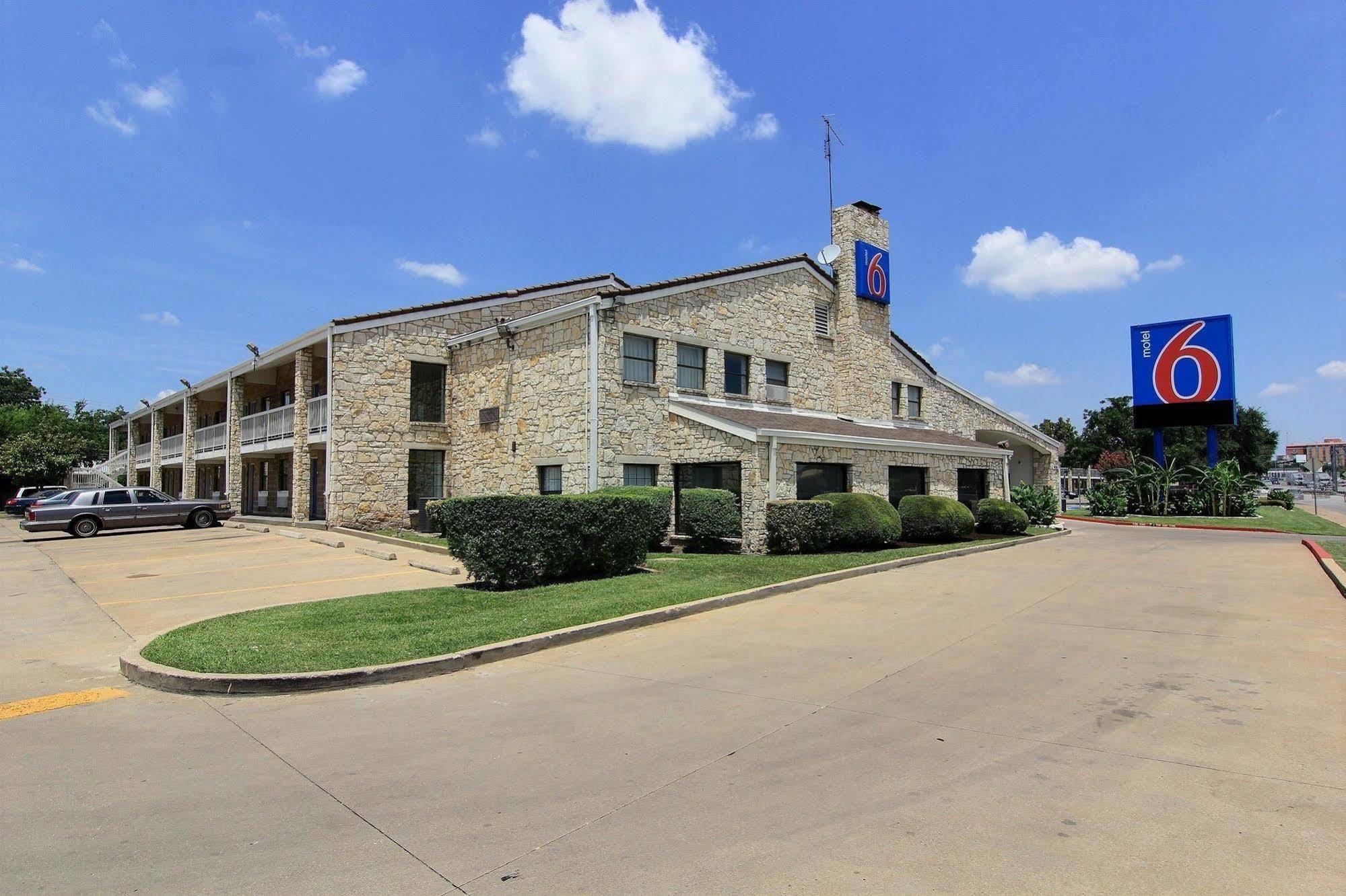 Motel 6 Austin, Tx - Central Downtown Ut エクステリア 写真