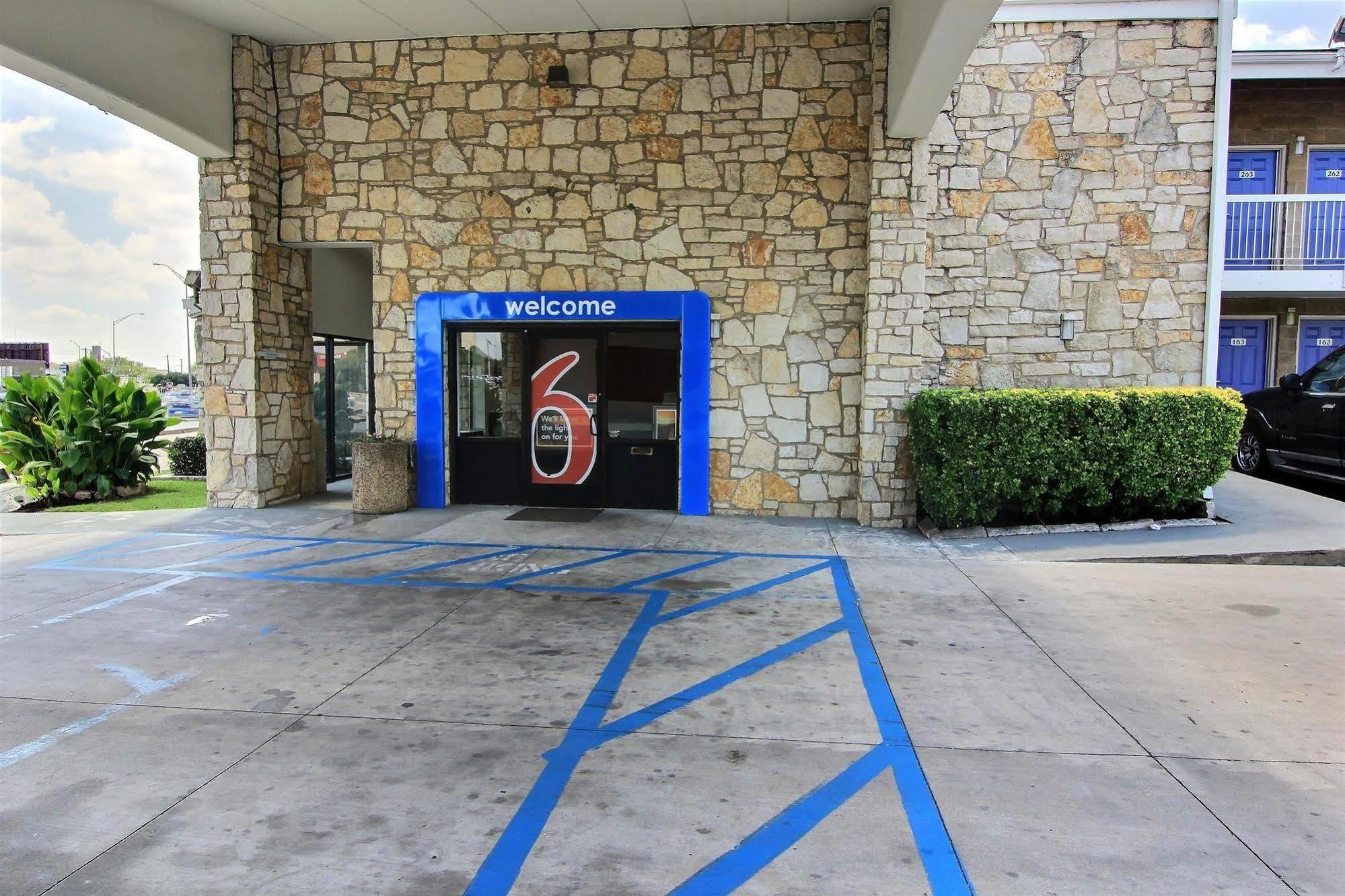 Motel 6 Austin, Tx - Central Downtown Ut エクステリア 写真