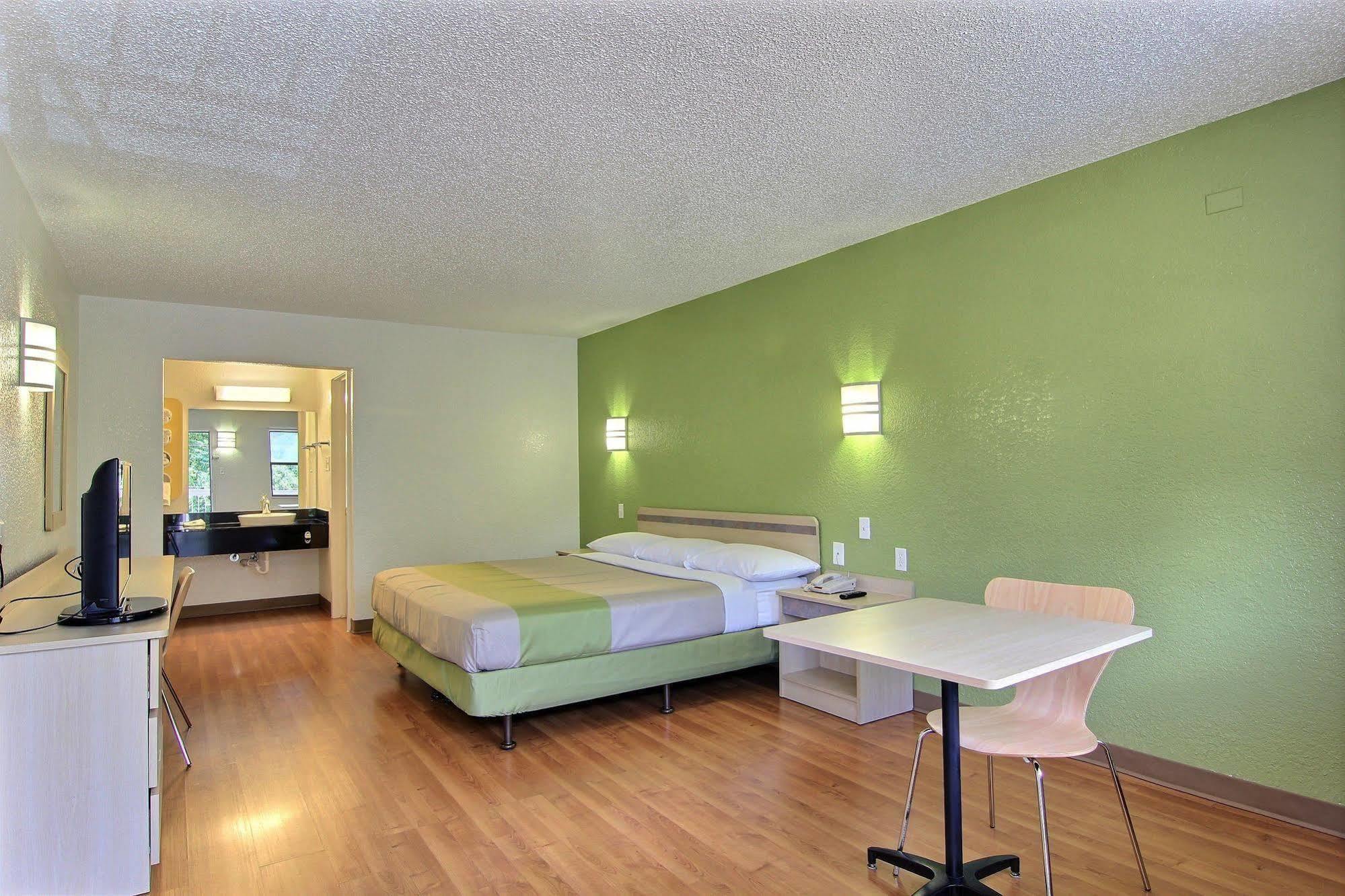 Motel 6 Austin, Tx - Central Downtown Ut エクステリア 写真