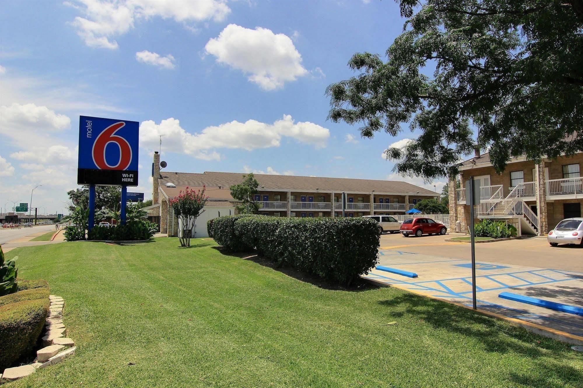 Motel 6 Austin, Tx - Central Downtown Ut エクステリア 写真