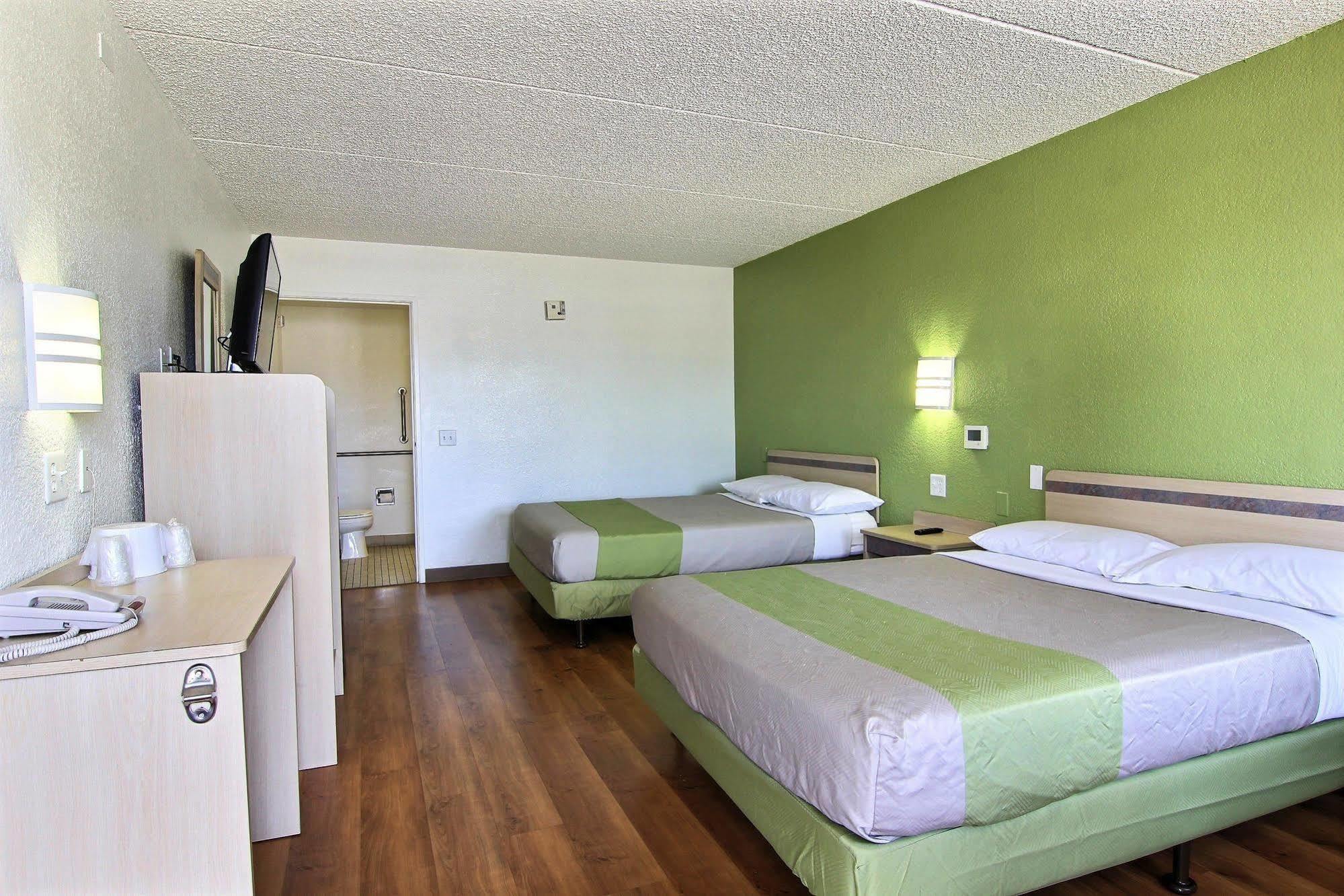 Motel 6 Austin, Tx - Central Downtown Ut エクステリア 写真