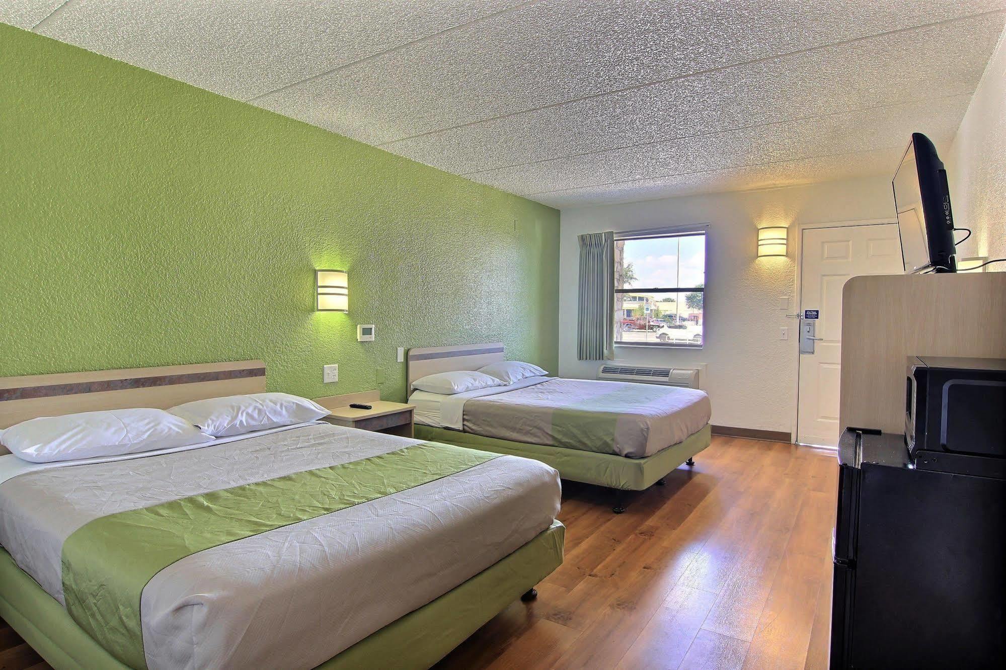 Motel 6 Austin, Tx - Central Downtown Ut エクステリア 写真