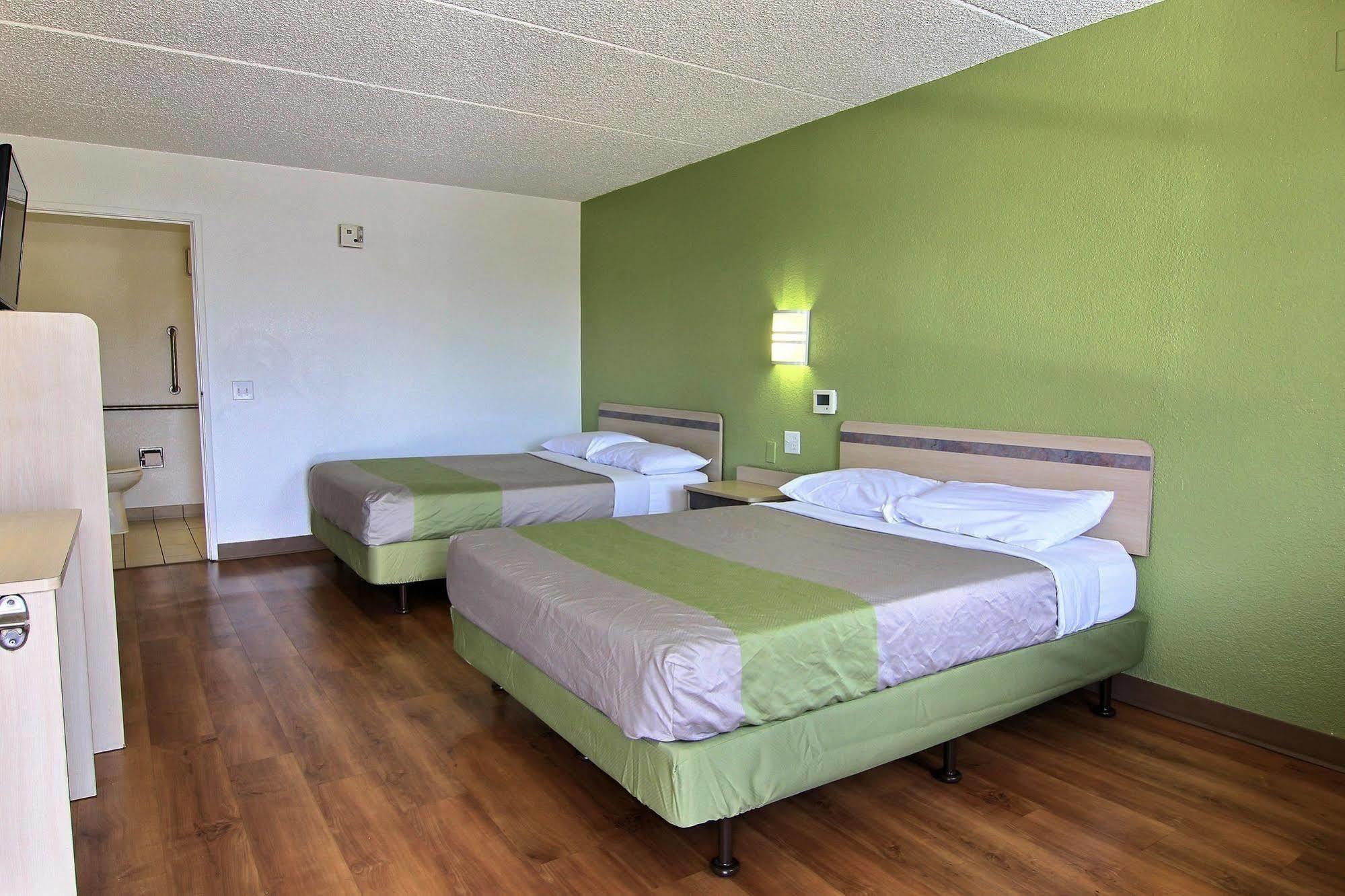 Motel 6 Austin, Tx - Central Downtown Ut エクステリア 写真