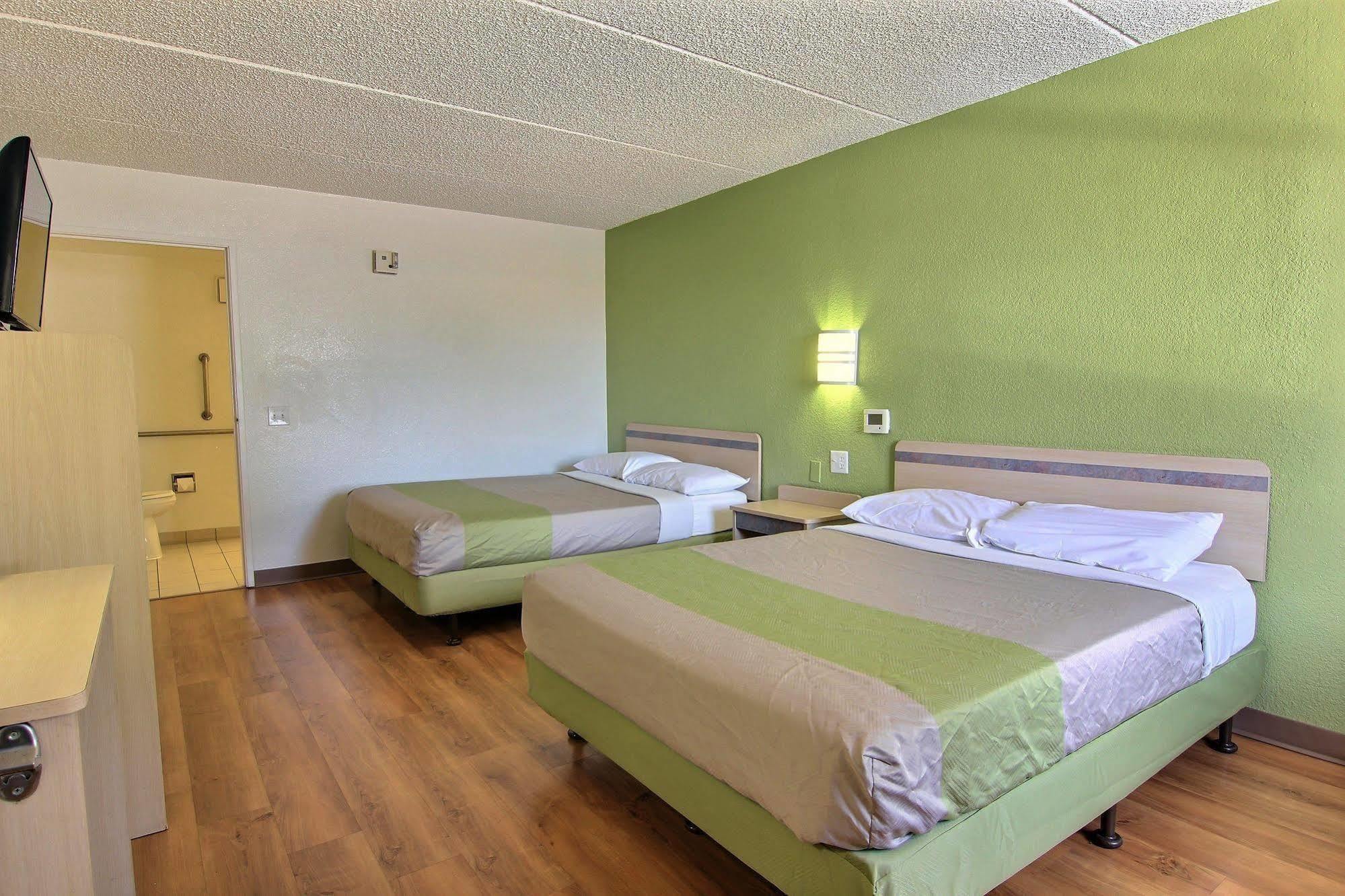 Motel 6 Austin, Tx - Central Downtown Ut エクステリア 写真