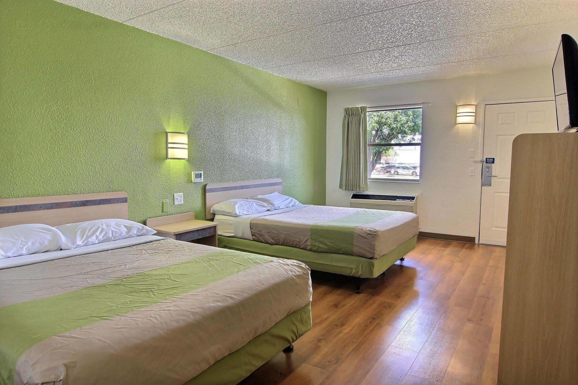 Motel 6 Austin, Tx - Central Downtown Ut エクステリア 写真