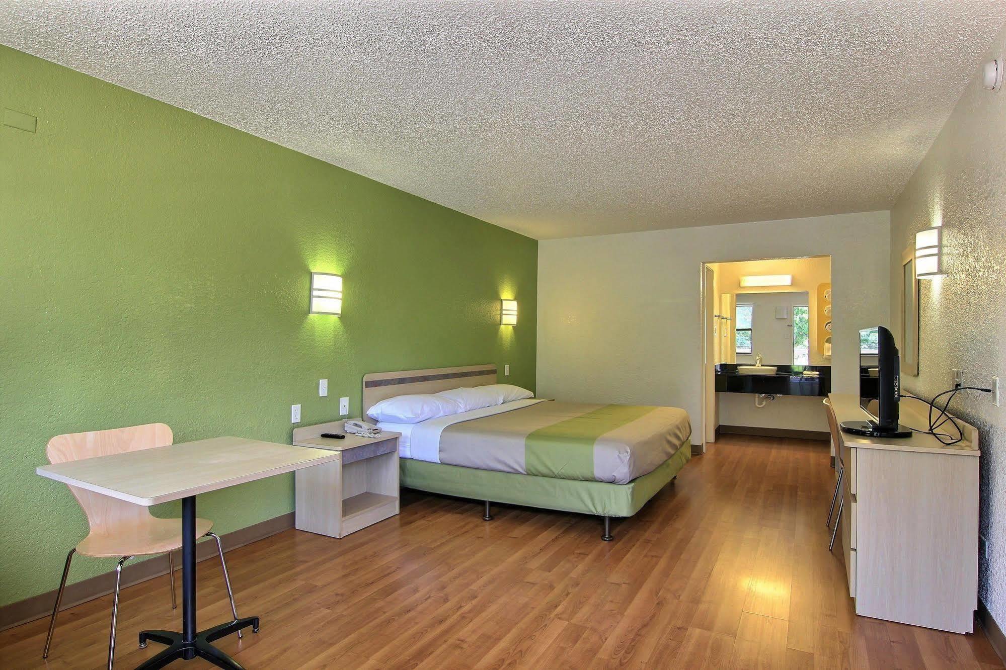 Motel 6 Austin, Tx - Central Downtown Ut エクステリア 写真