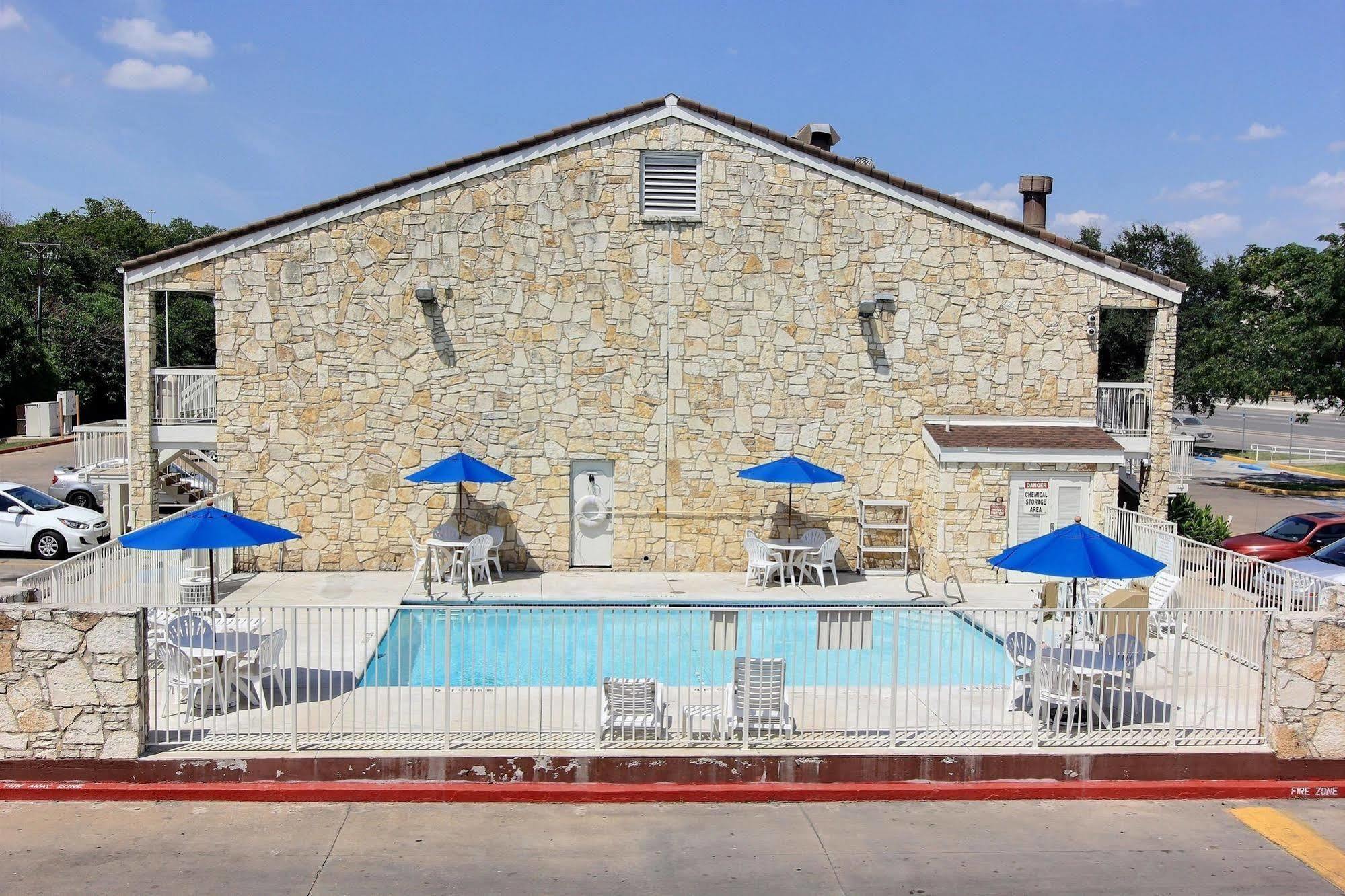 Motel 6 Austin, Tx - Central Downtown Ut エクステリア 写真